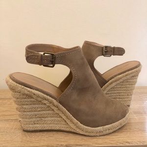 Universal Thread Taupe Wedges